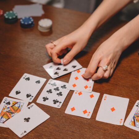 Descubre cómo ganar más en el poker: Estrategias, reglas y consejos